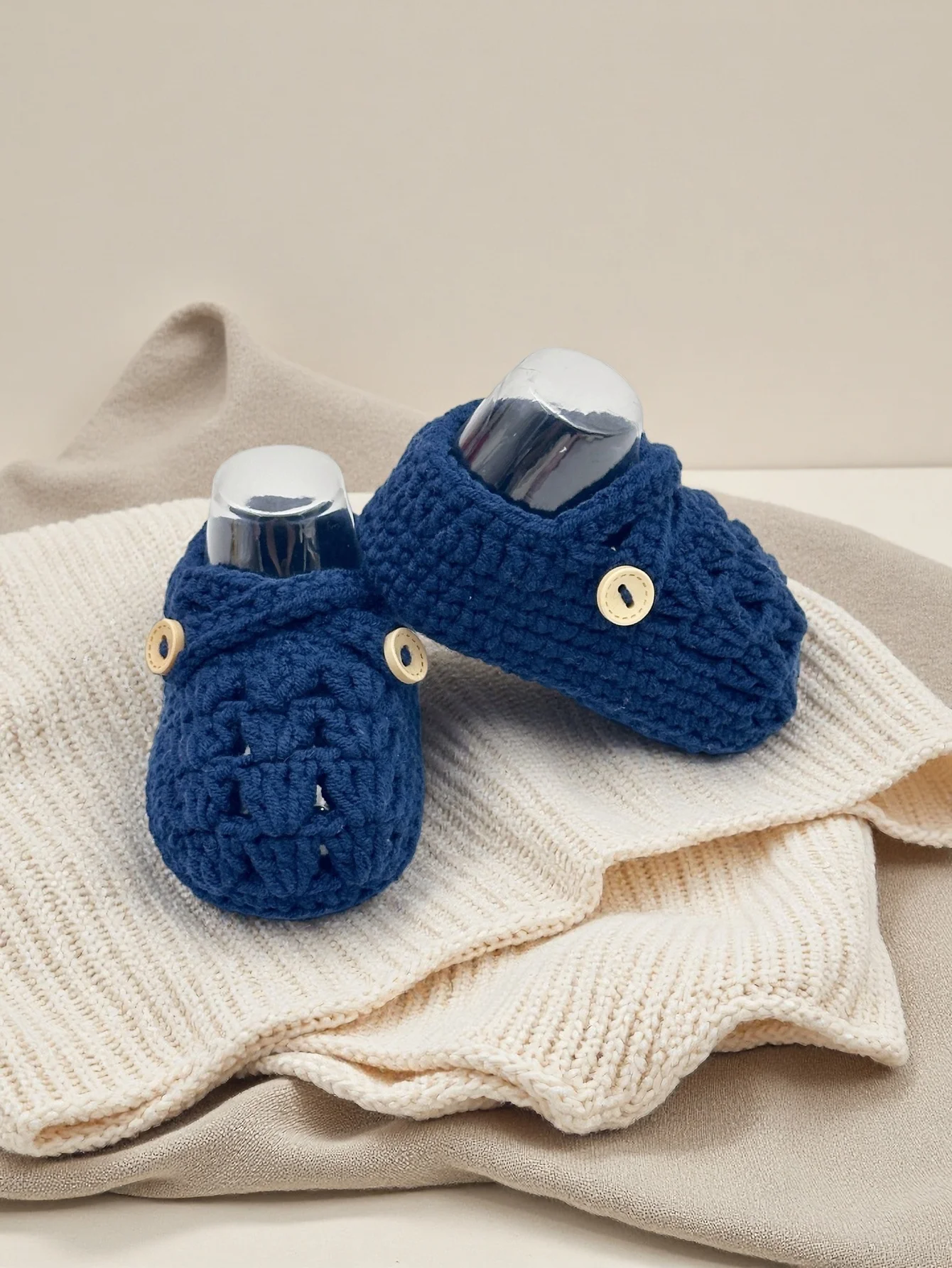 زوج واحد من أحذية الأطفال المصنوعة يدويًا من الكروشيه باللون الأزرق الداكن مع تفاصيل أزرار، أحذية أطفال ناعمة متماسكة، من عمر 0 إلى 12 شهرًا