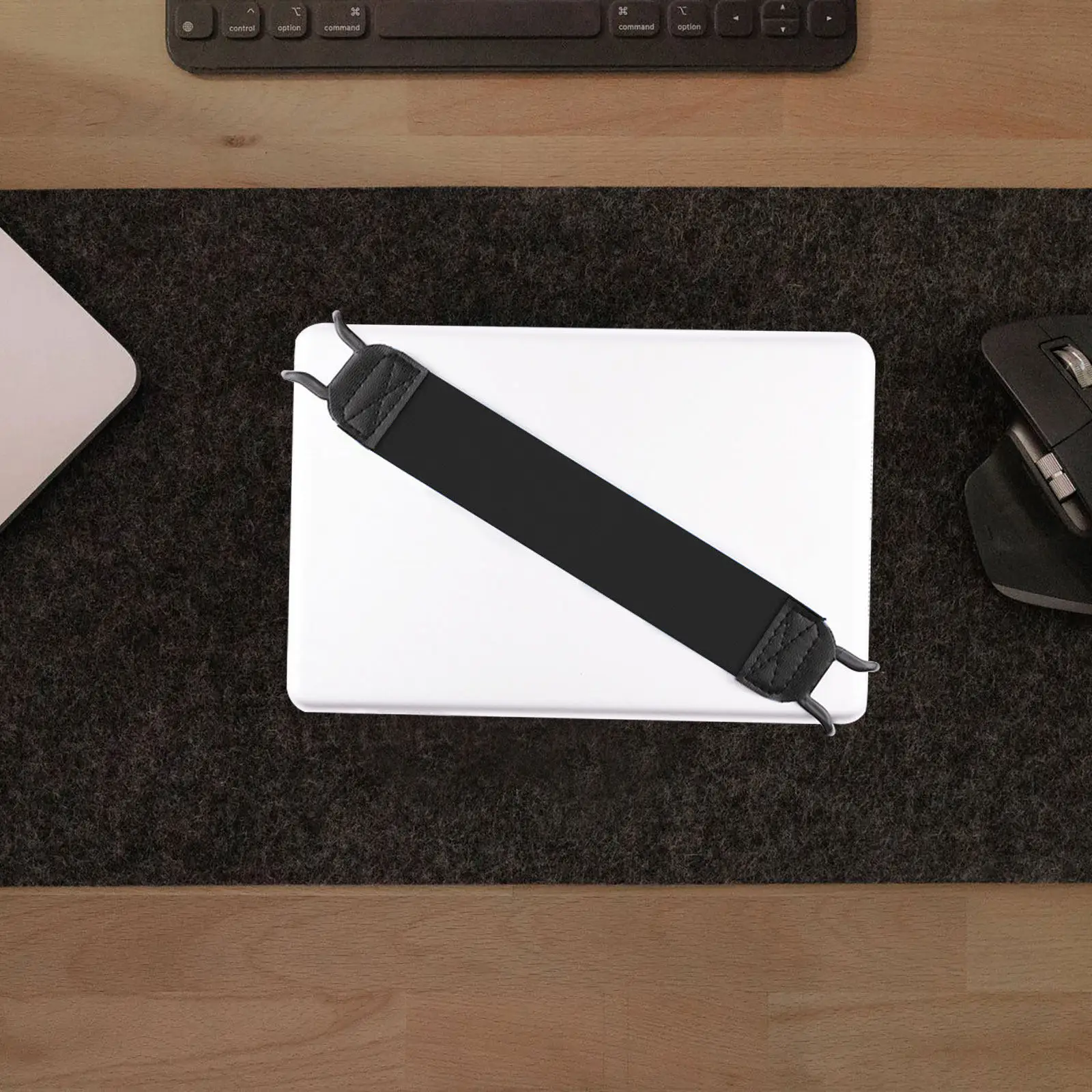 

Регулируемая ручка-держатель для планшета с эластичной лентой для надежного крепления, удобная для чтения и просмотра видео, портативный дизайн.