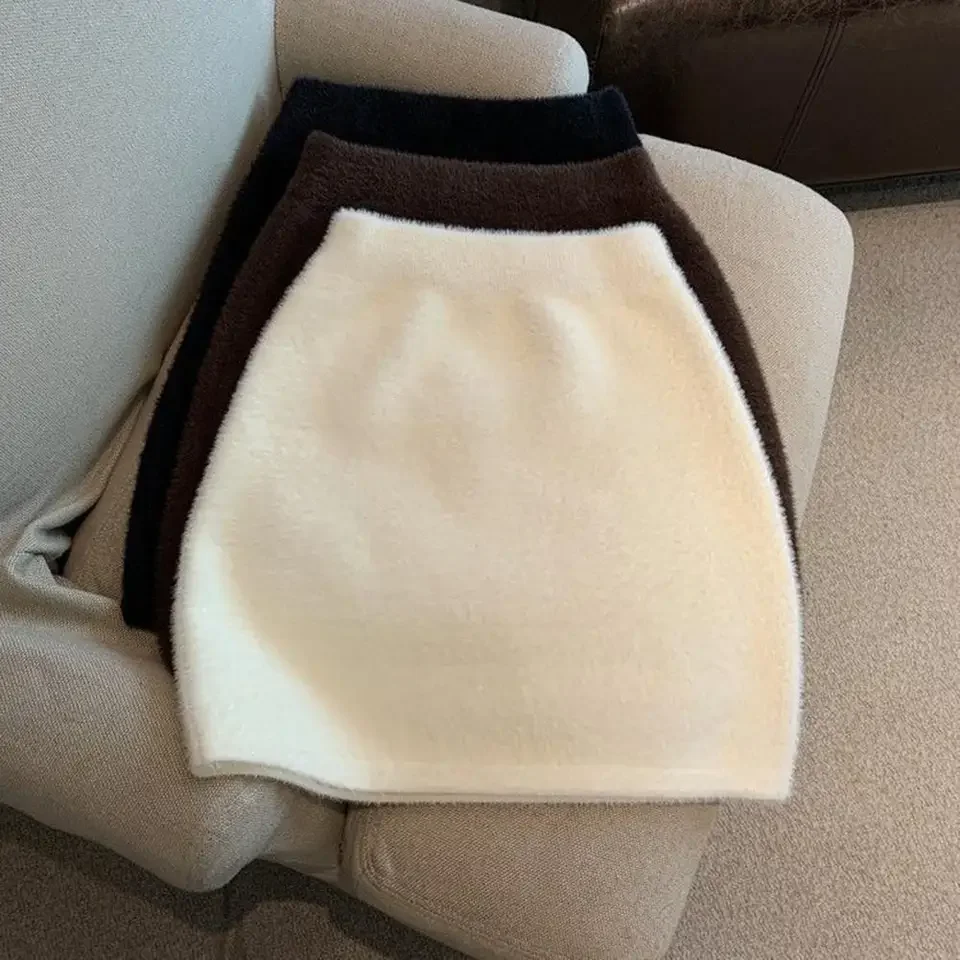 Versatile High-waist Mini Skirt Cozy Mink Fleece Mini Skirt for Winter High-waisted Wrapped Short Skirt for Wear
