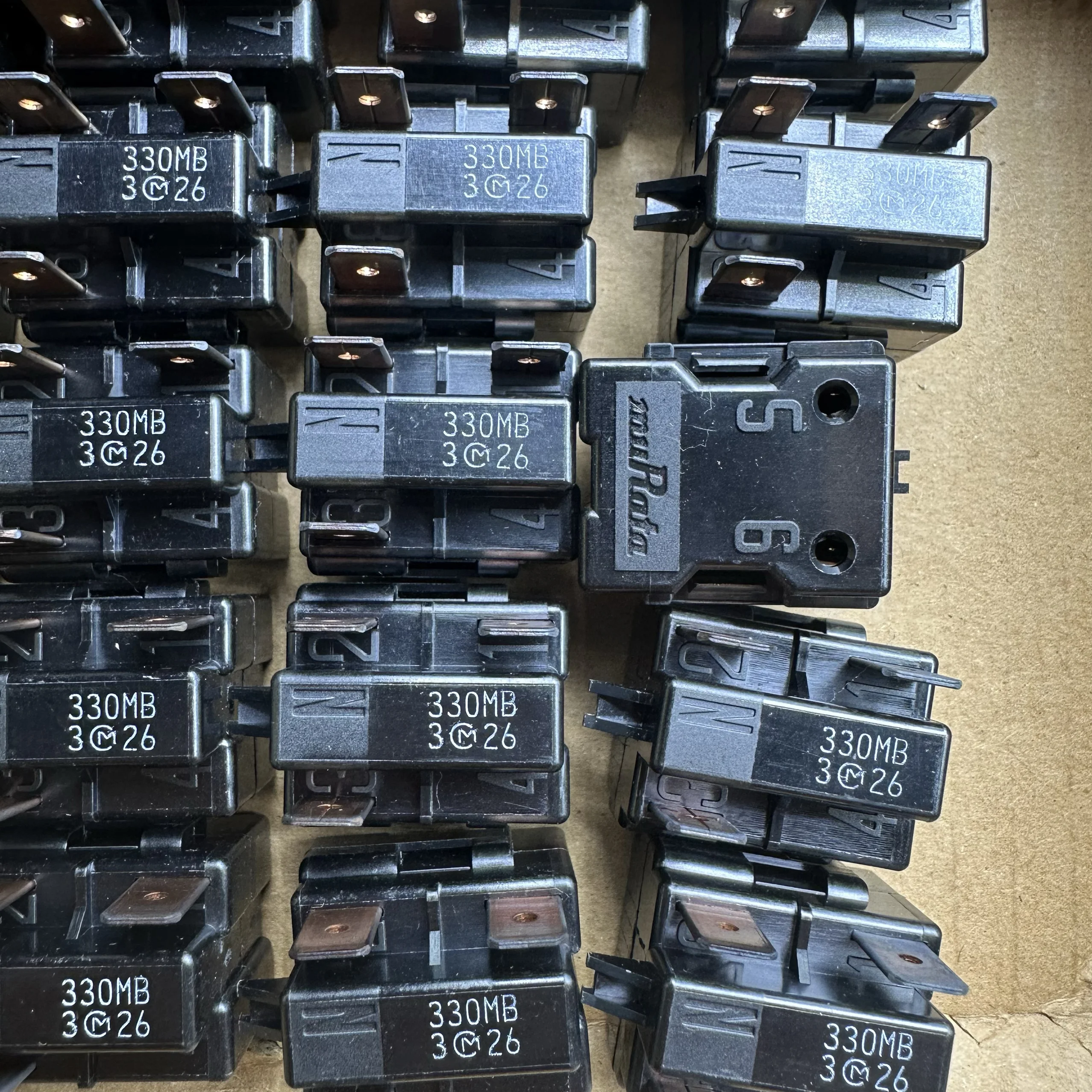 

1 шт. 330MB3 кондиционер 330MCI холодильник 220MC1 мотор стартер 22 евро 330MD2 оригинальный PTH7M