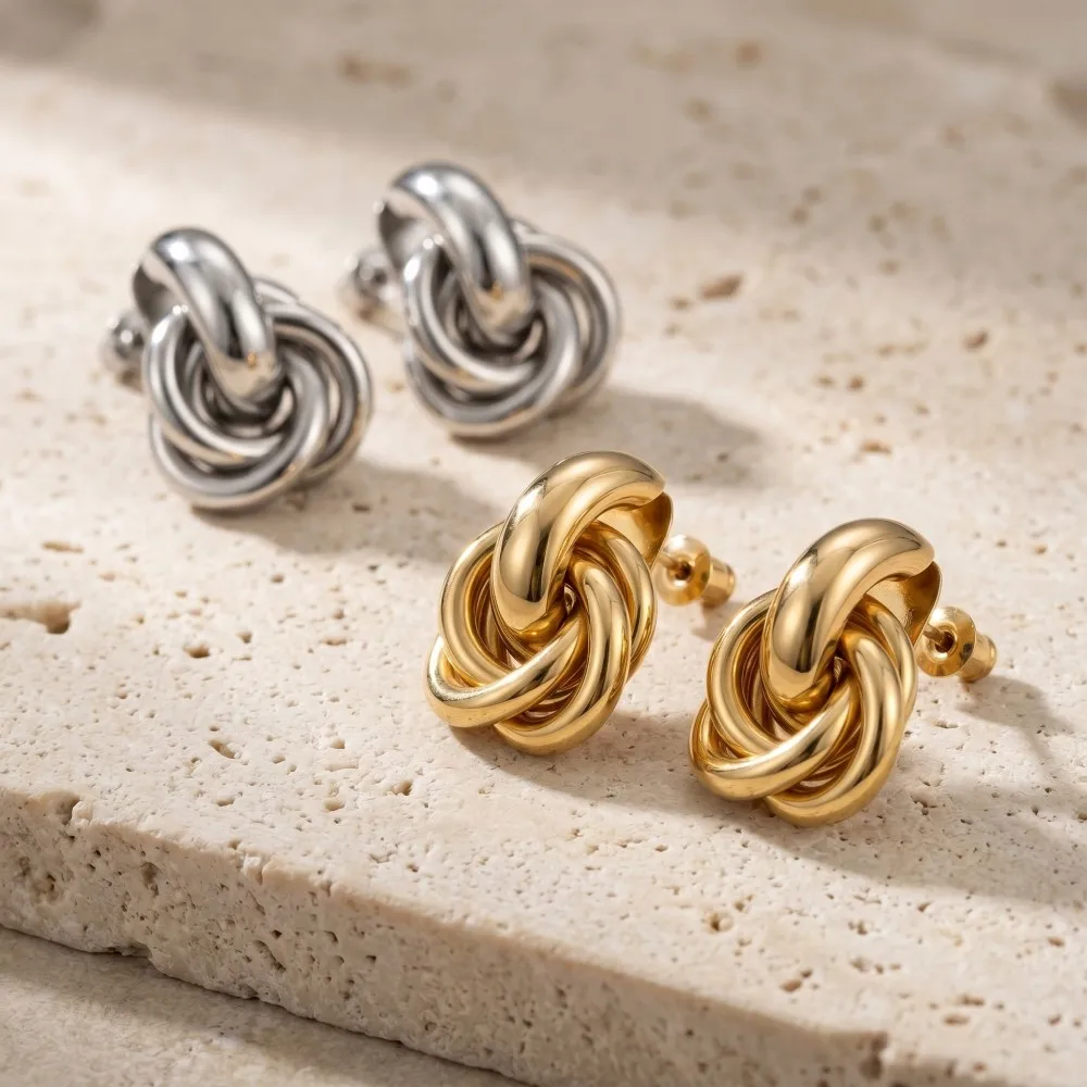 Twists Gold-Silberfarbene Knoten-Creolen im koreanischen Stil für Damen – Glänzende, trendige Ohrringe mit Schmetterlings-Ohrstecker für den Alltag – Detail 10
