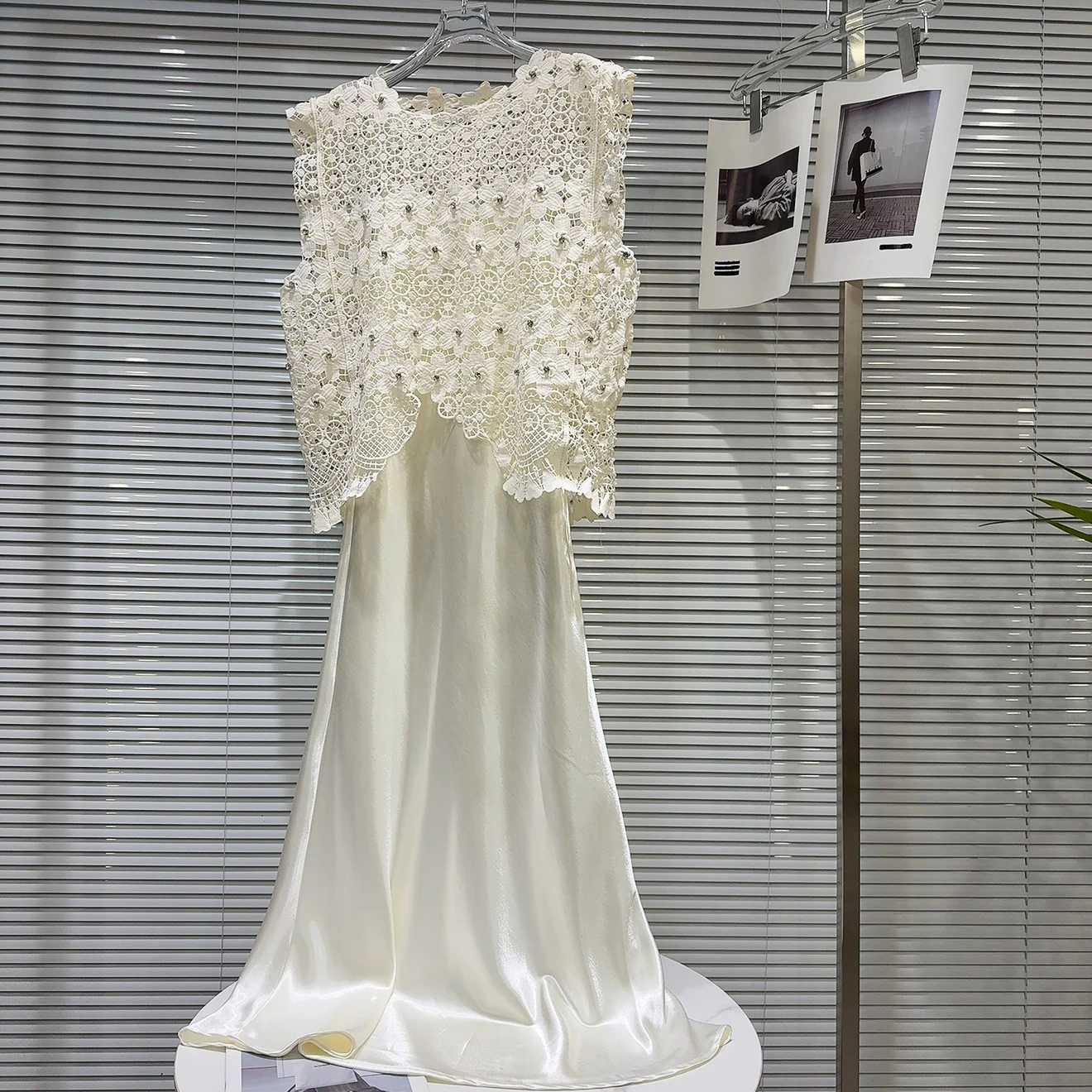 Conjunto de Vestido e Colete com Renda de Diamante Vazada da Moda Verão 2025 para Mulheres, Vestido de Manga Longa com Gola R...