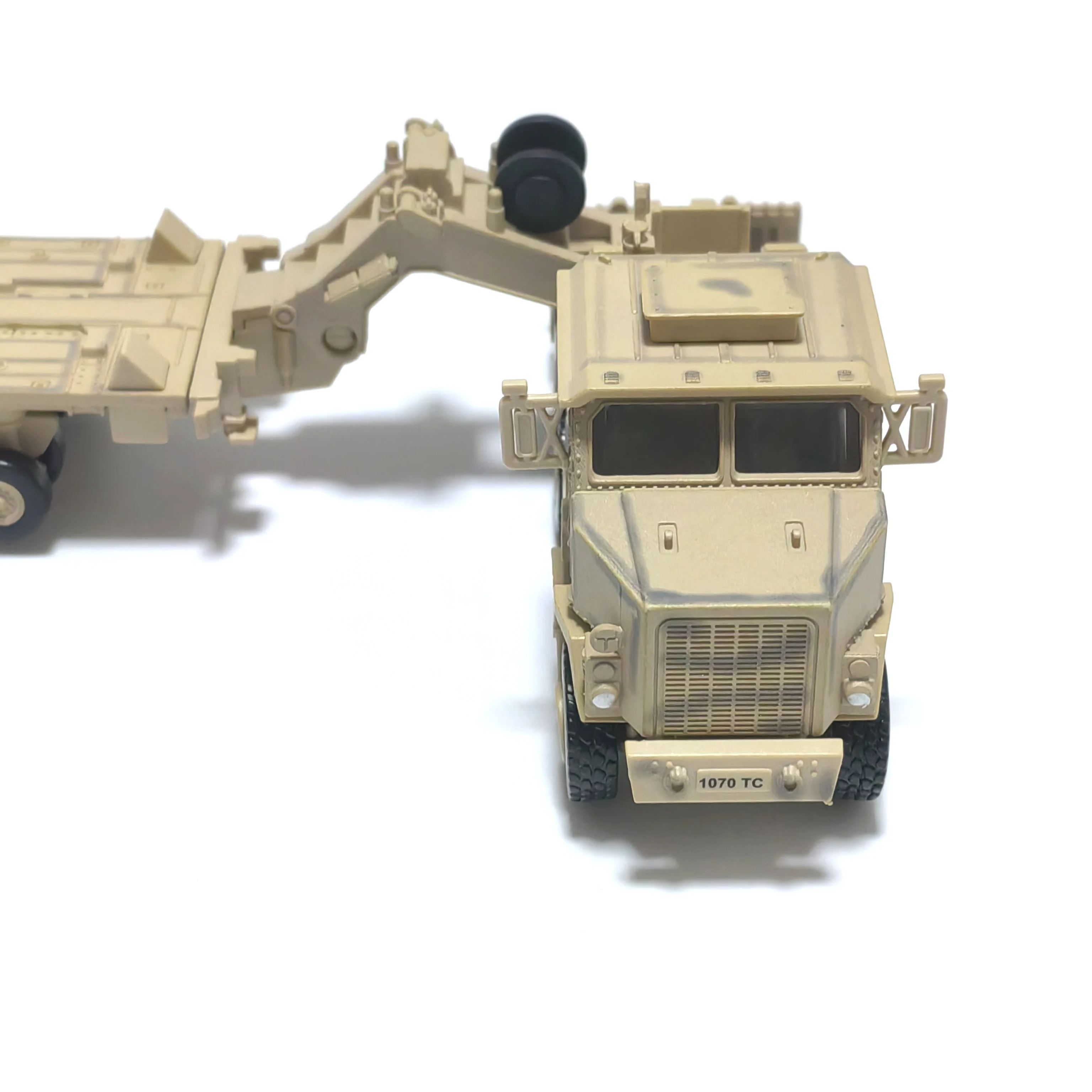 1/72 Scale M1070 Military Transport Vehicle （Desert Sand）Plastic Model Kit – DIY Assembly, Military Gift for Christmas