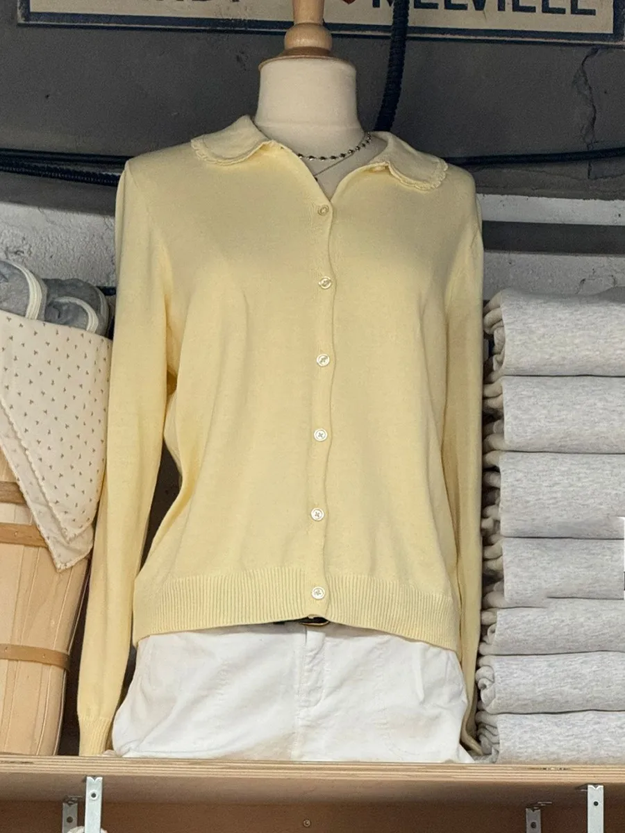 Buttergelber Cardigan-Pullover mit Spitzenbesatz für Damen, Peter-Pan-Kragen, Knopfleiste, langärmelig, Baumwolle, Preppy-Stil, süße Strickpullover
