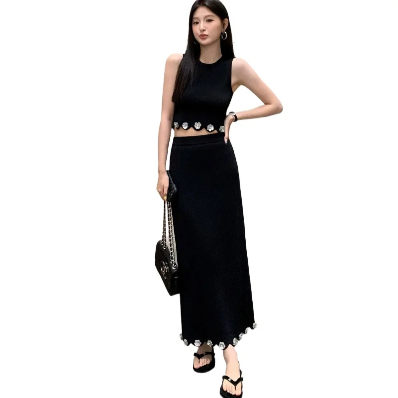 

Комплект из двух предметов: вязаный топ-камизоль без рукавов с пайетками и юбка-карандаш. Новинка 2026 года. Элегантная женская одежда для офиса.