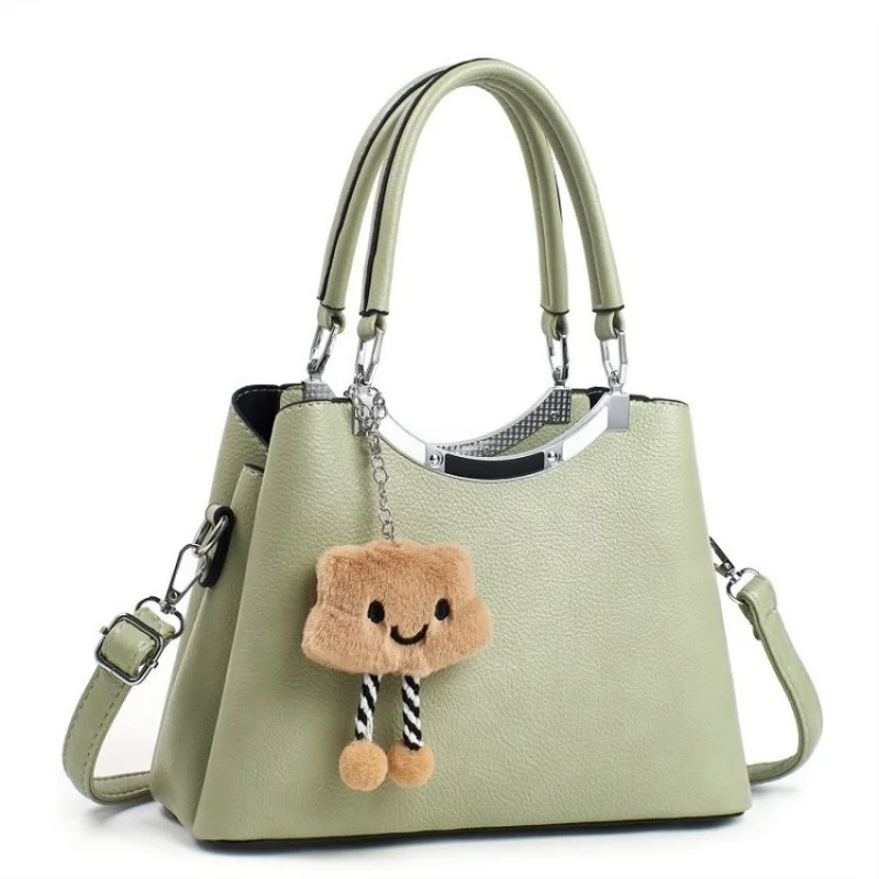 

Современная кожаная сумка-слинг для женщин с регулируемым ремешком и гладким минималистичным элегантным дизайном