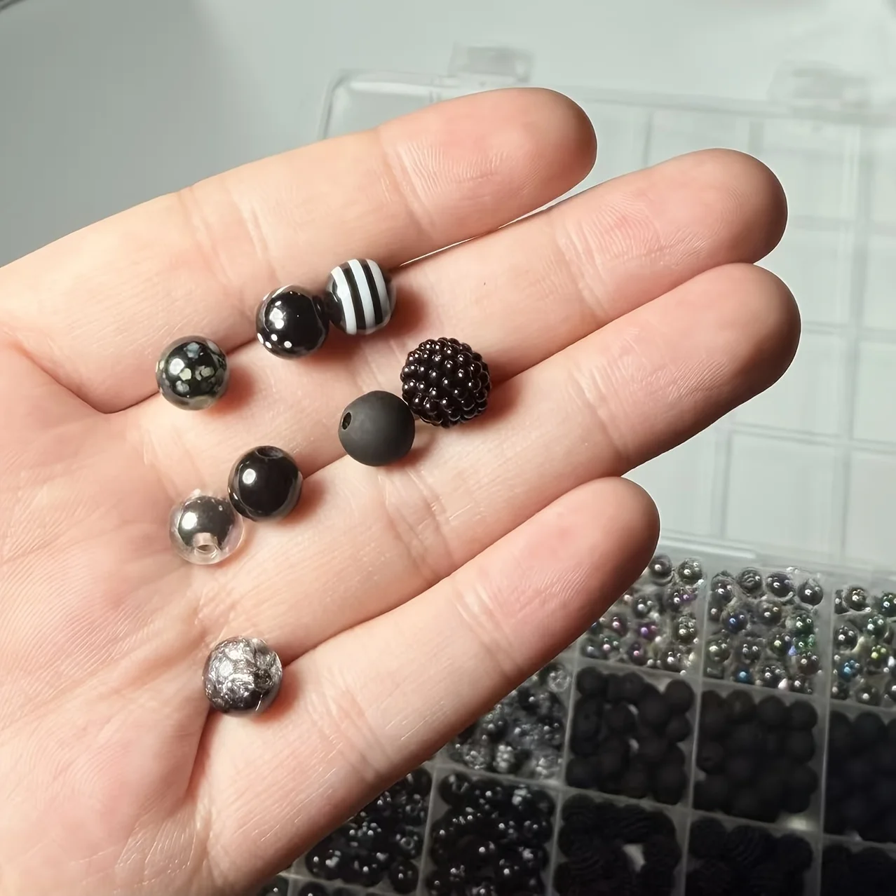 600pcs 8mm Acrylic Beads, Black and White Mixed with Different Effects, DIY Bracelets, Necklaces, Rings, and Small Gifts