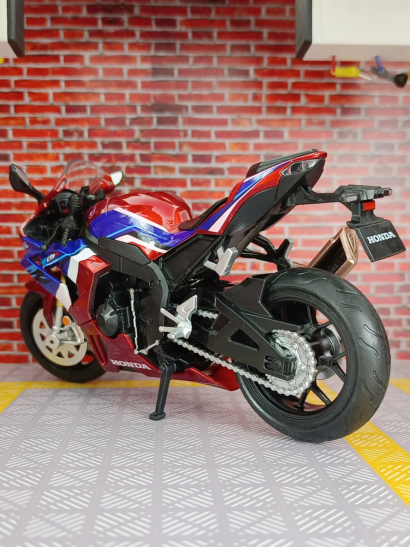 CCA 1:12 Honda CB R1000R-R motorcycle model fire blade motorcycle static decoration rich details, fine workmanship
