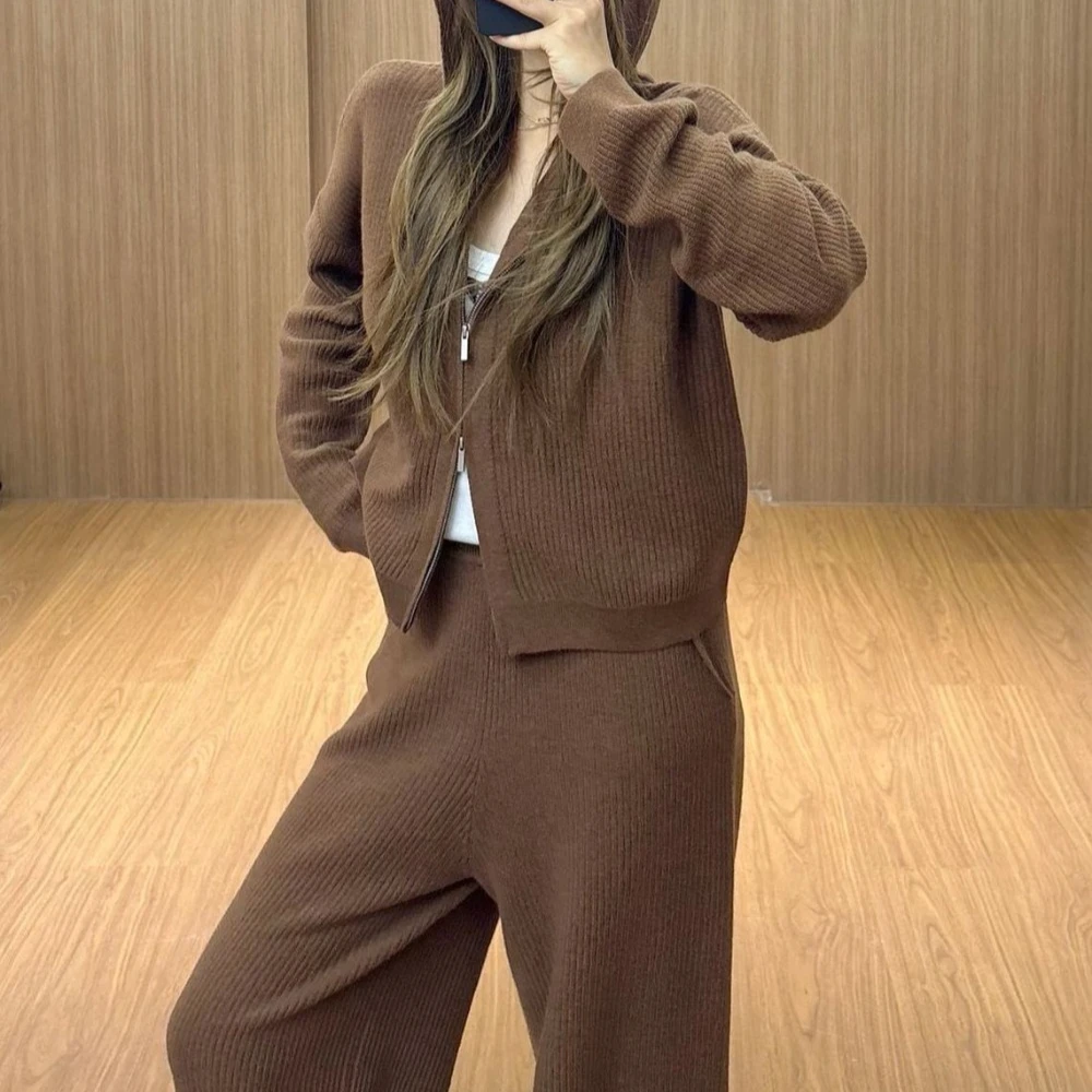 Nowy jesienno-zimowy komplet: kardigan z kapturem, legginsy i spodnie z szerokimi nogawkami, wykonany w 100% z wełny owczej.