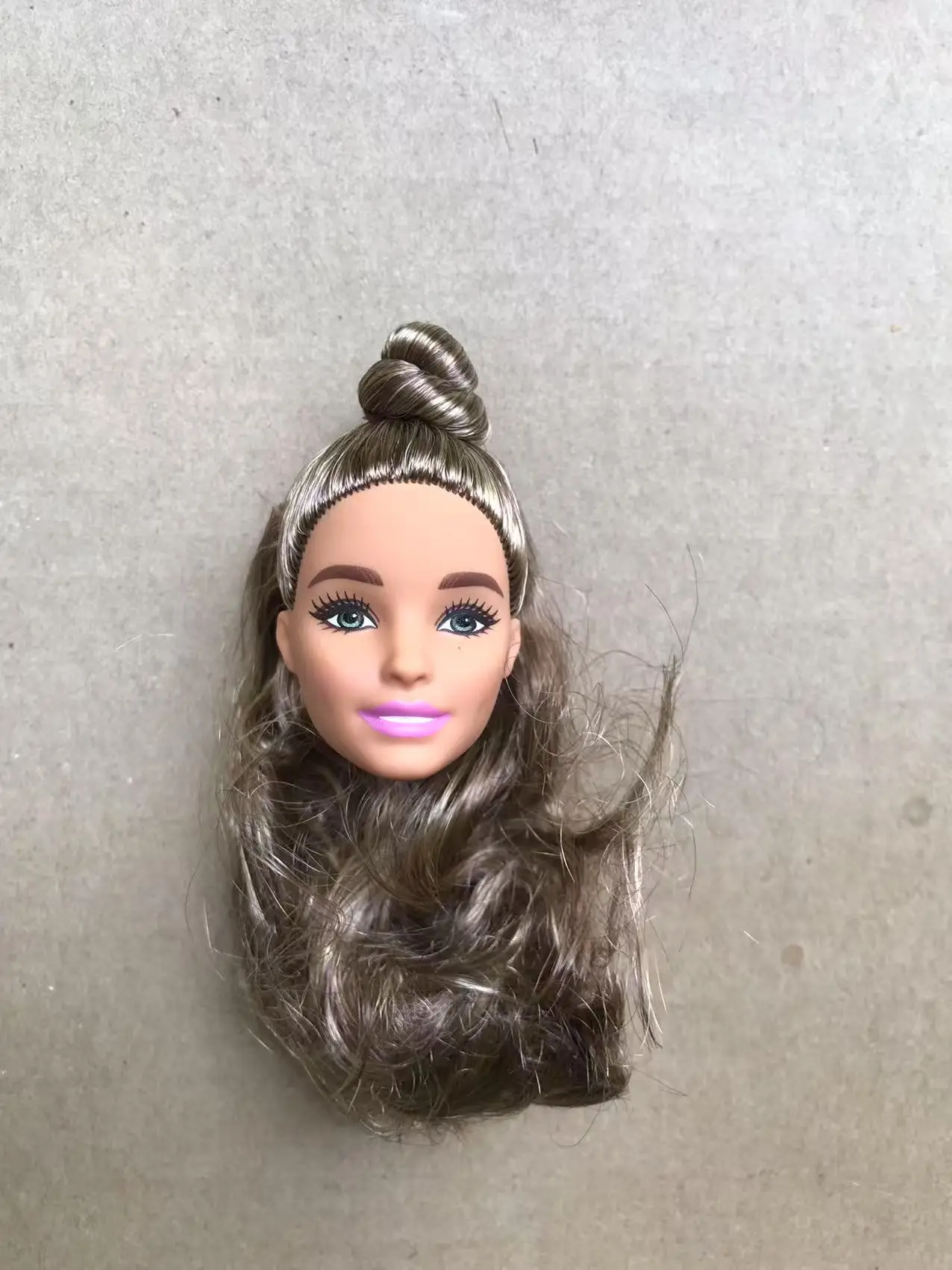 Testa di bambola con faccia rara con lunghi capelli colorati per collezione fai-da-te Accessori per bambole di qualità Figure giocattolo per ragazze