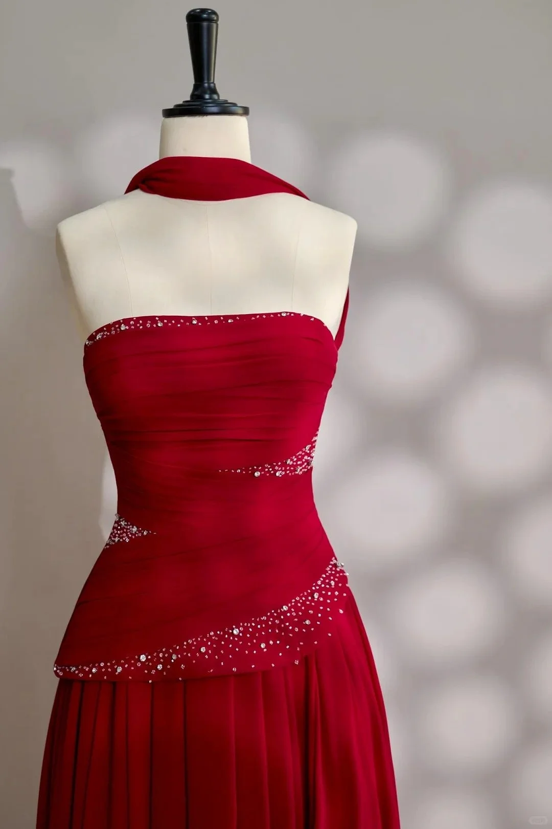 

Red Strapless Evening Dress A-Line Crystal Beaded Pleated Chiffon Red Carpet Wedding Banquet Prom Party Gowns with Shawl