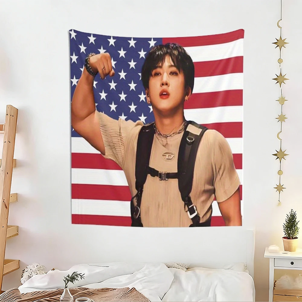 1 Stück Stray Kids US-Flaggen-Wandteppich - Patriotischer K-Pop-Star-Streifendruck, Leichter Waschbarer Wandbehang für Wohnzimmer Schlafzimmer Dekoration