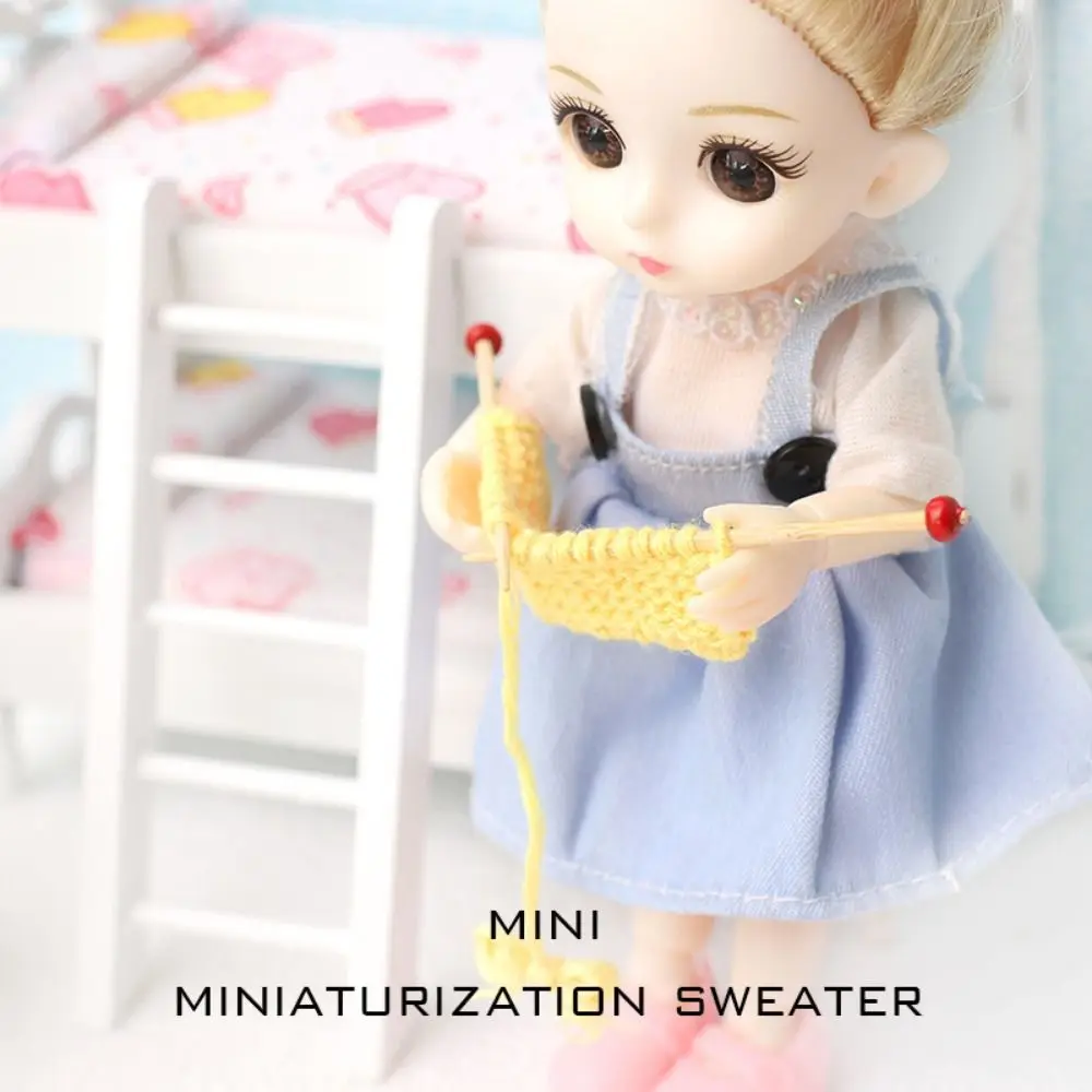 ด้ายหนา Miniature ถักเสื้อกันหนาวเลียนแบบฉาก Props ตุ๊กตาจําลองเส้นด้ายถักหัตถกรรมที่มีสีสัน