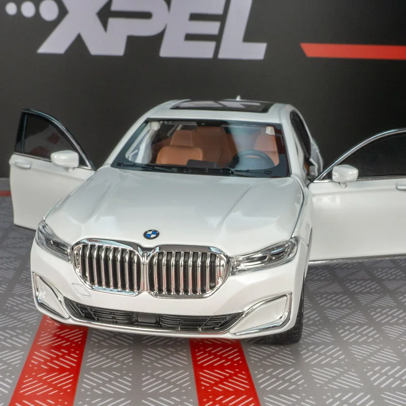 

1:24 BMW 760Li alloy car model decoration 7 series car acousto-optic pull back toy door and hood trunk can be opened.