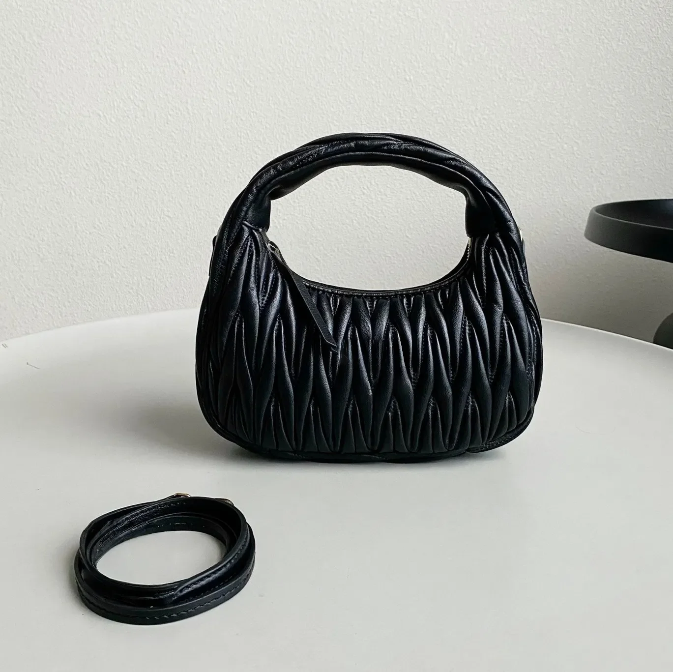 

Luxury handbags, designer women's handbags, women's genuine leather handbags，Black pleated genuine leather handbag. YB