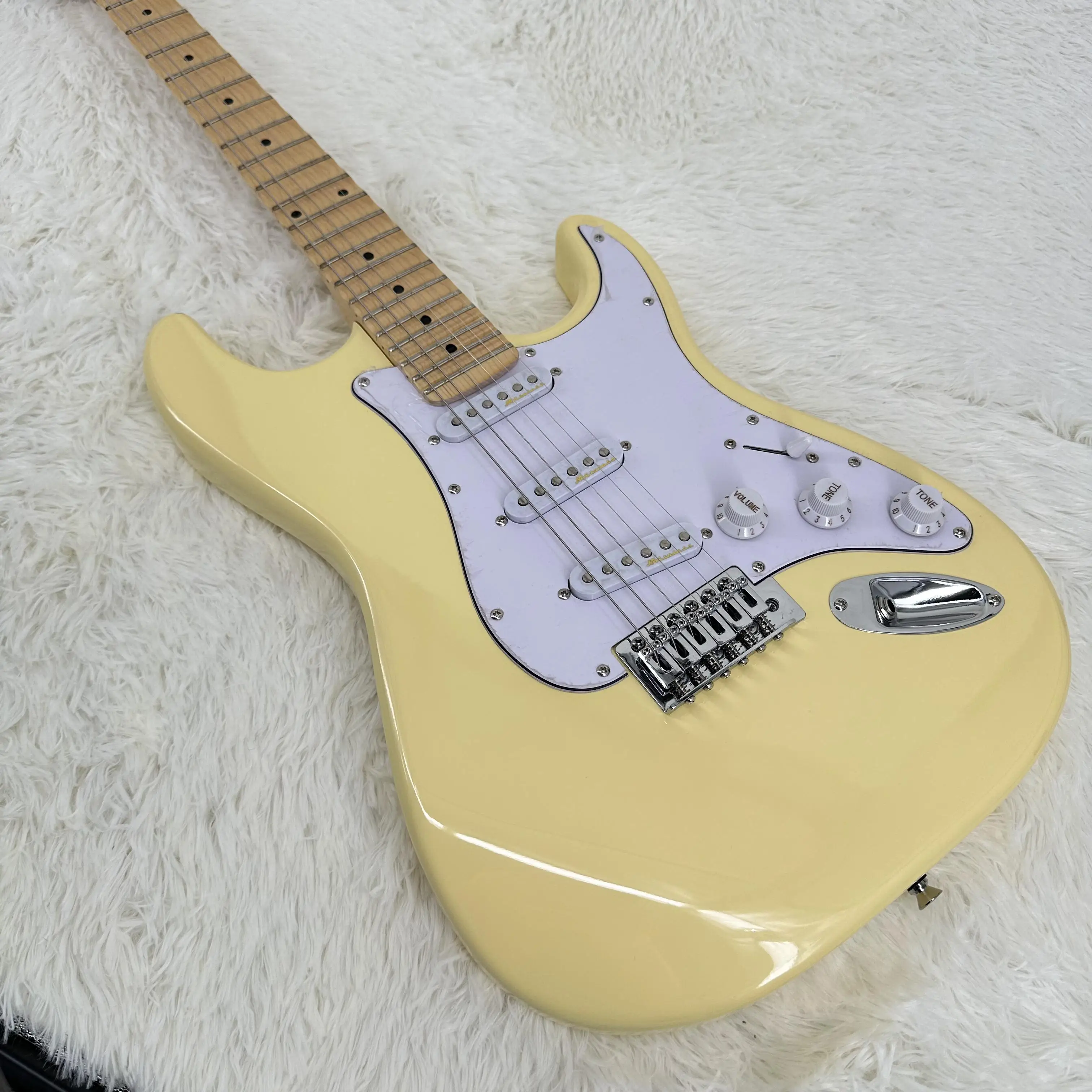 Guitare électrique personnalisée Malmsteen à 6 cordes, couleur jaune crème, manche en érable festonné, cadeau sur le thème de la guitare électrique, livraison gratuite