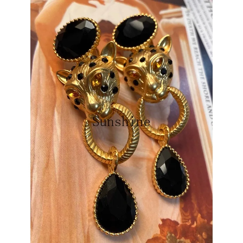 

Medieval Heavy Industries retro leopard court relief earrings