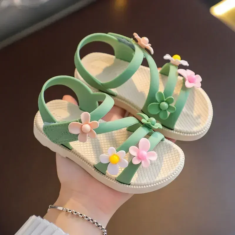 Sandalias de verano para niñas pequeñas, zapatos escolares informales suaves con flores simples, color rosa y verde, novedad de 2023