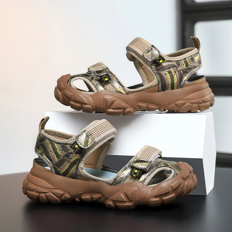 A pair of children's summer-style open-toe sandals with soft soles, comfortable to wear and lightweight. YY-D022