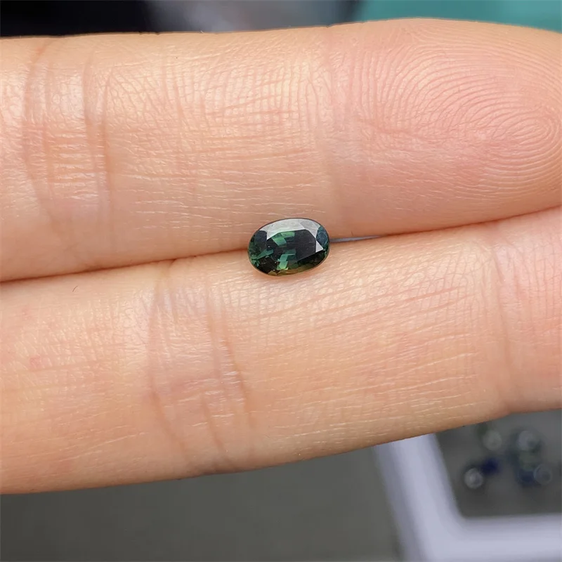 1 zaffiro naturale ovale da 4,3 * 6,2 mm, pesatura 0,8 carati, può essere utilizzato come anello o pendente