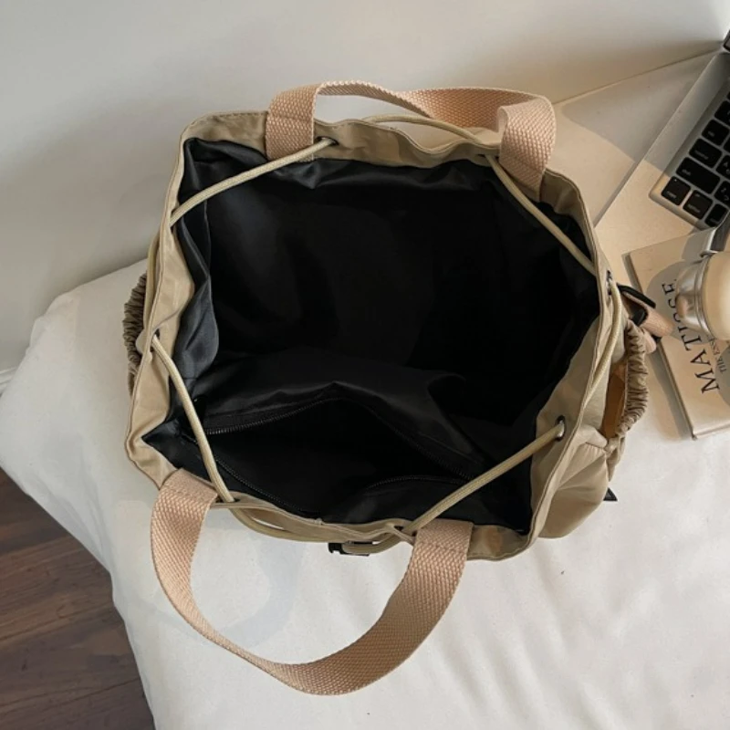 حقيبة ظهر مطرزة على الطراز الكوري 2025 حقيبة مدرب كلاسيكية شتوية جديدة بسيطة موضة مريحة ومتعددة الاستخدامات حقيبة دلو