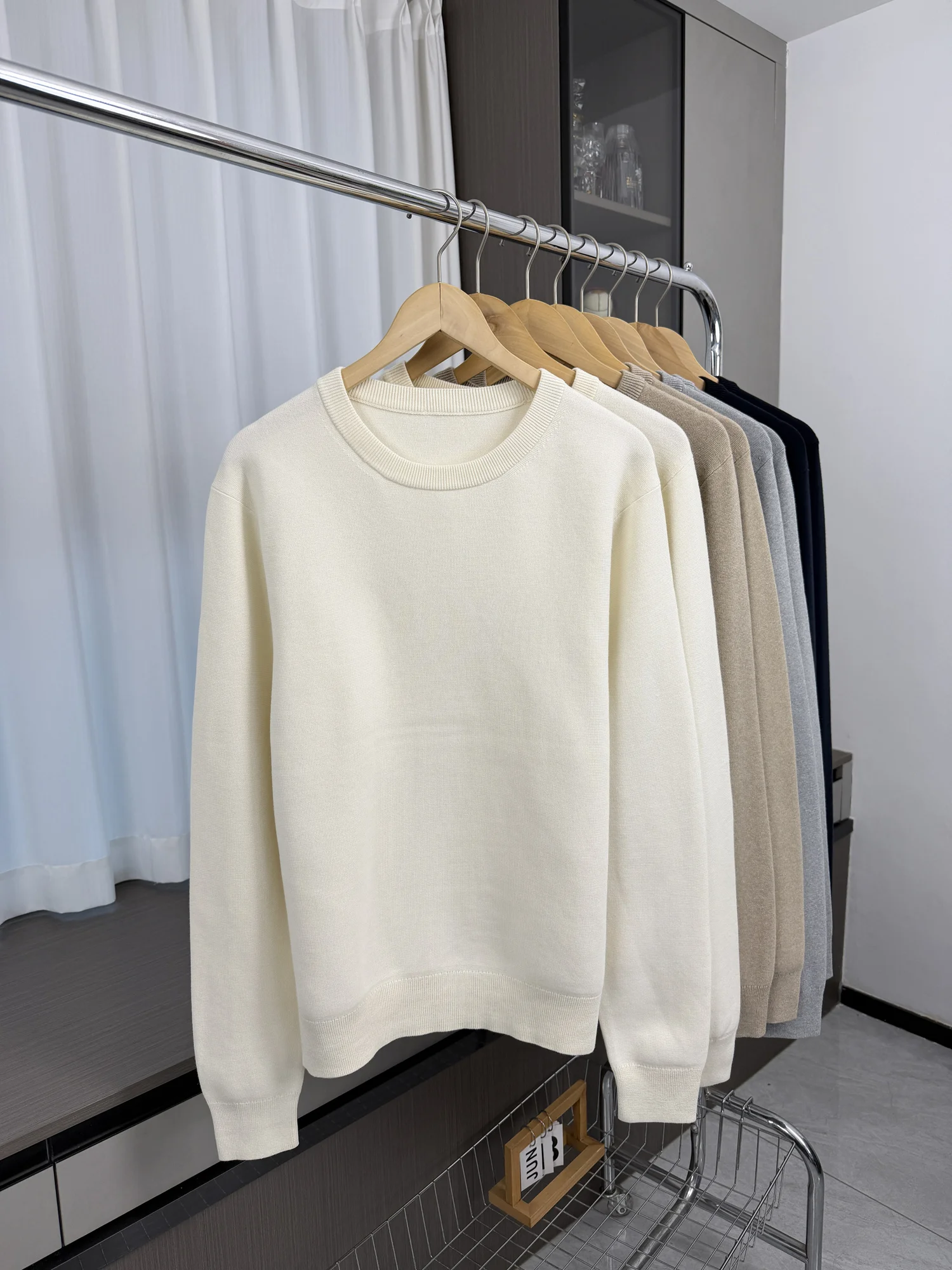 

Базовый универсальный мужской трикотажный свитер с длинным рукавом и круглым вырезом, свободного кроя, для весеннего сезона, комфортный, качественный.