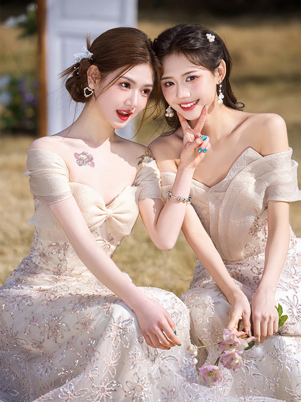 Sukienka druhna w stylu light luxury, różowa, z aplikacjami kwiatowymi, kwadratowy dekolt, odkryte ramiona, suknia na wesele, dla gościa weselnego, dla sióstr, vestido.