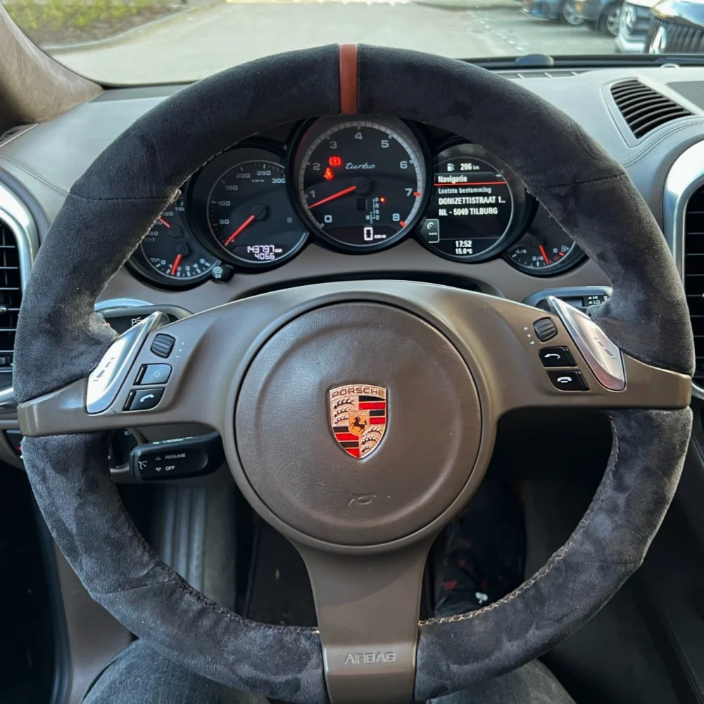 Niestandardowy pokrowiec na kierownicę samochodową Miękki 100% pasujący do Porsche Cayenne Panamera 2010 2011 2012, produkty samochodowe, owijka na kierownicę