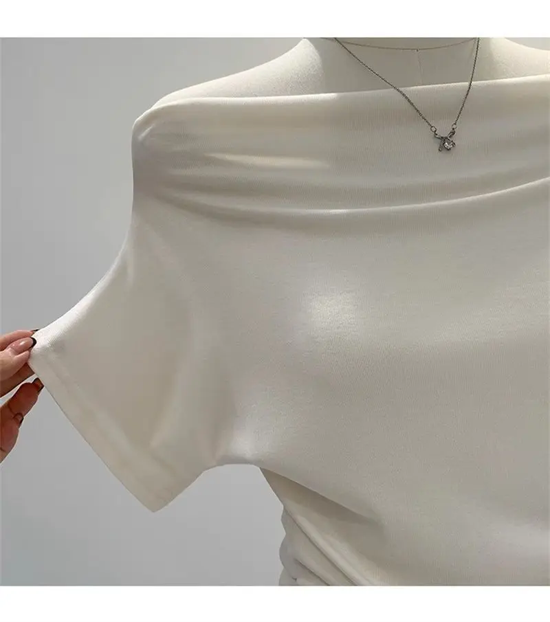 Sommerliches, schwarzes Damen-T-Shirt mit einem Schulterträger, kurzen Ärmeln, im koreanischen Stil, figurbetont, mit freiem Schulterbereich, modisch. – Detail 10