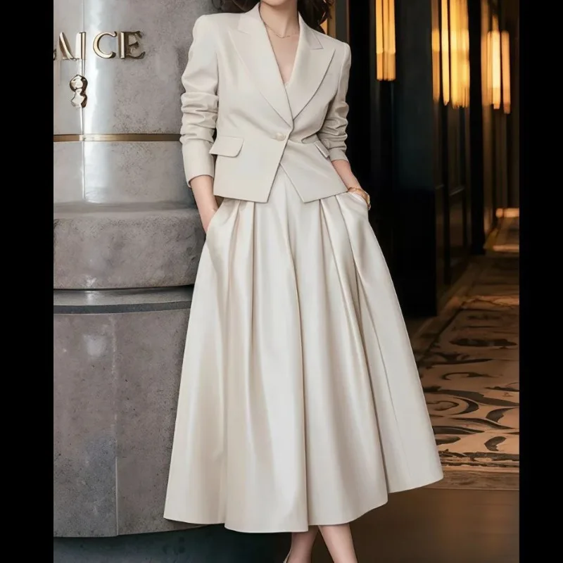 

2025 Новая женская модная одежда, костюм из двух частей с темпераментом