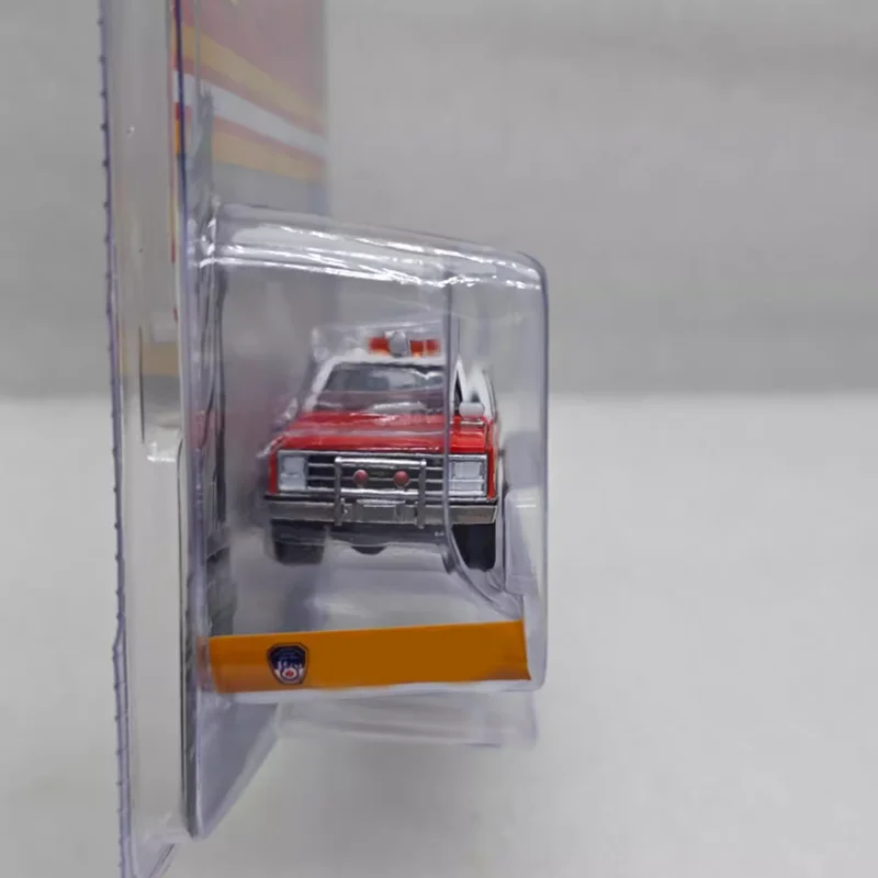 

Greenlight 1:64 Scale 1991 Suburban Alloy Car Model Static Collection Decorated Holiday Gifts Toys