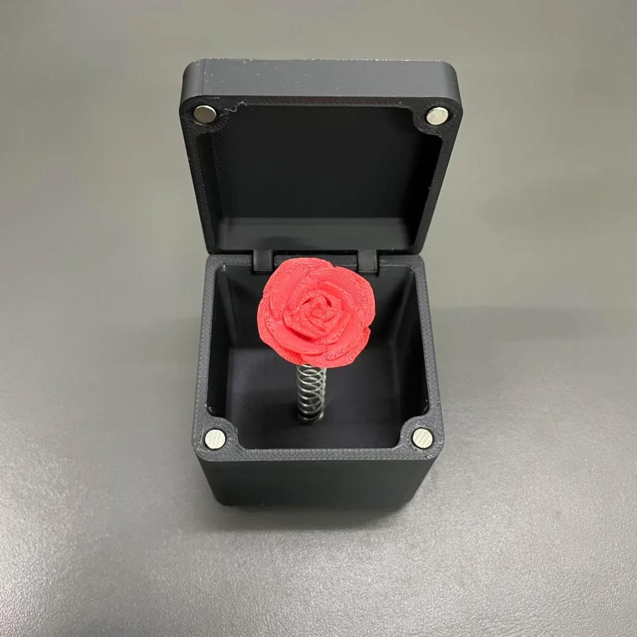 Pop Up นิ้วกลางในกล่อง Surprise ของขวัญ Funny Novelty Joke Prank Gag Quirky ของเล่นของขวัญคริสต์มาสสําหรับผู้ใหญ่เด็ก