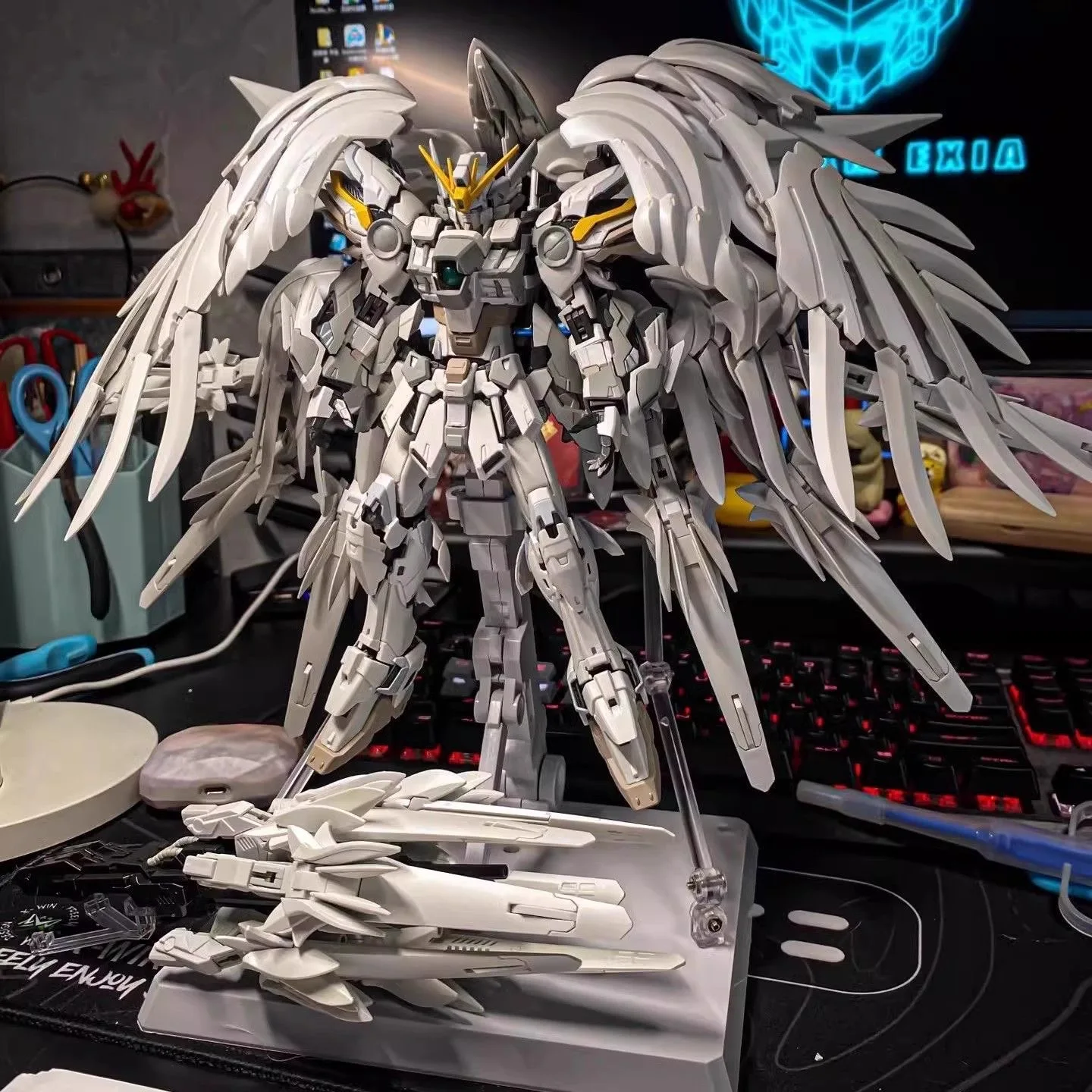 

Daban 8827 1/100 Snow White Prelude Model Kit - FIX Wing Gundam Zero w/ 12 Drei Zwerg