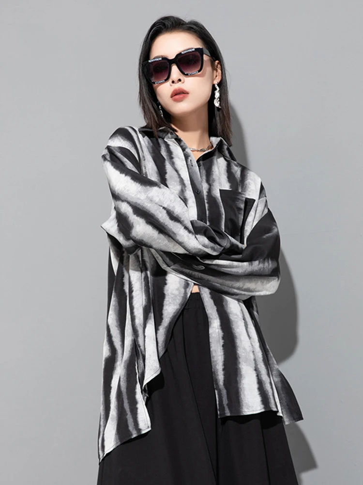 [EAM] Women Striped Tie Dye Back Split Big Size Blouse New Lapel Long Sleeve Loose Fit Shirt Fashion Spring Autumn 2024 1DF6518