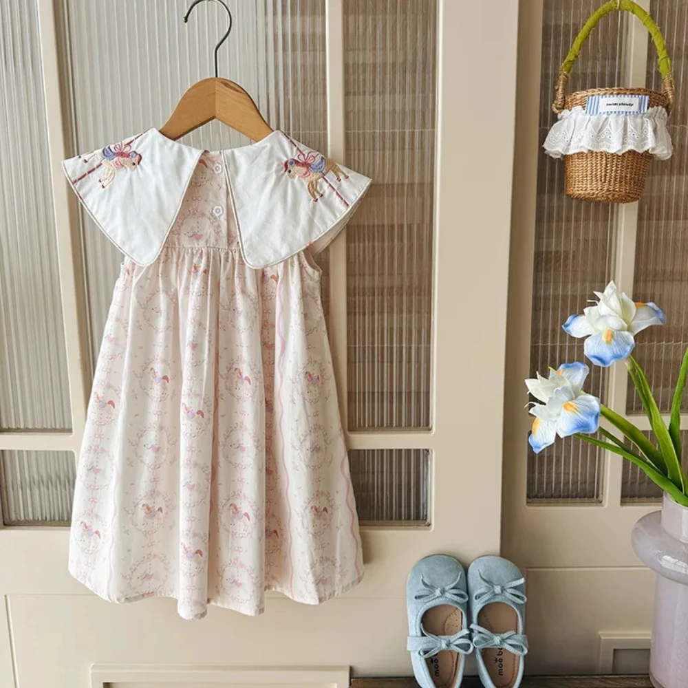 

Новое летнее модное повседневное платье Bear Leader 2026 для девочек, с отложным воротником, без рукавов, с вышивкой в виде карусели, для возраста 2-7 лет