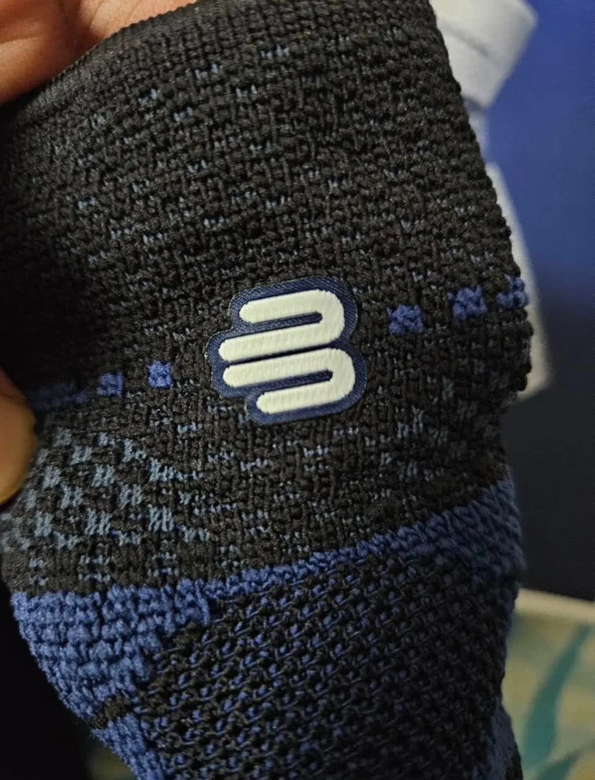 Especialidad deportiva de baloncesto, tenis y bádminton que absorbe el sudor y transpirable, con protección para los codos