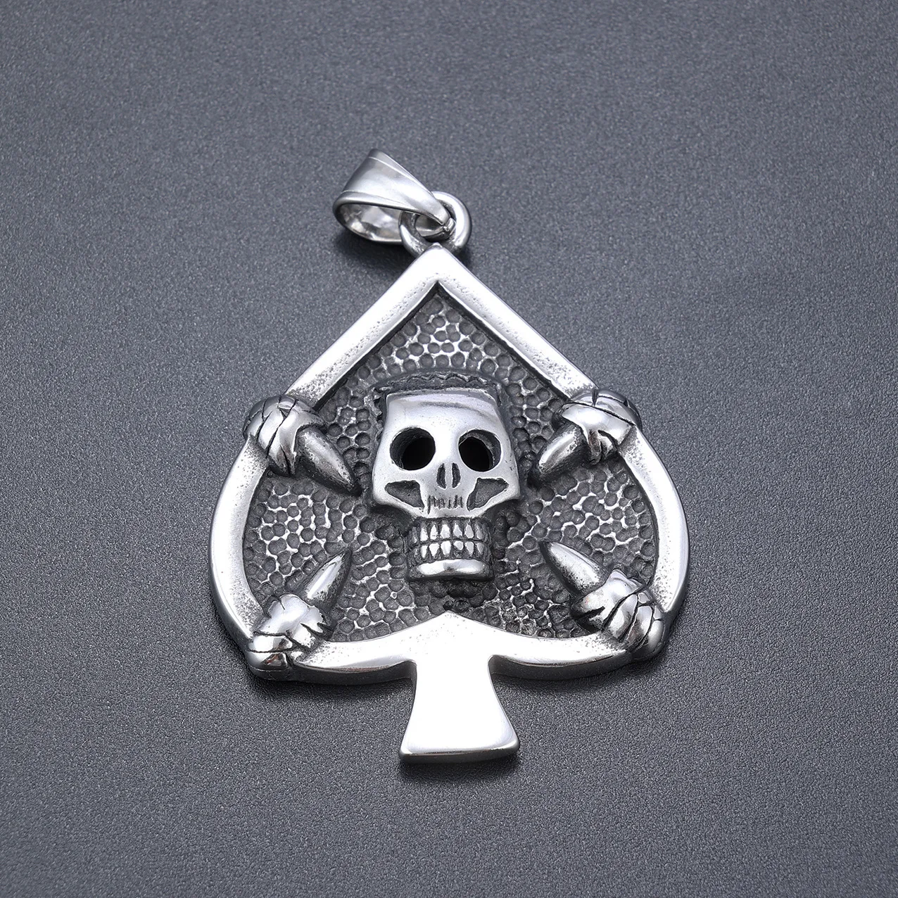 Hot-selling skull shape in Europe and America, spade skull pendant, one piece is available in stock.