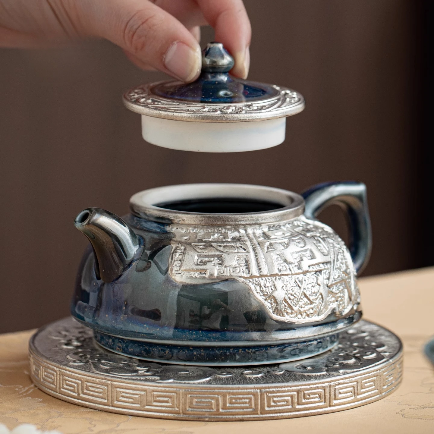 

2025 New Gilded Silver Teapot Single Pot Household High End Ceramic Kung Fu Tea Set Teapot Jun Kiln Retro Relief