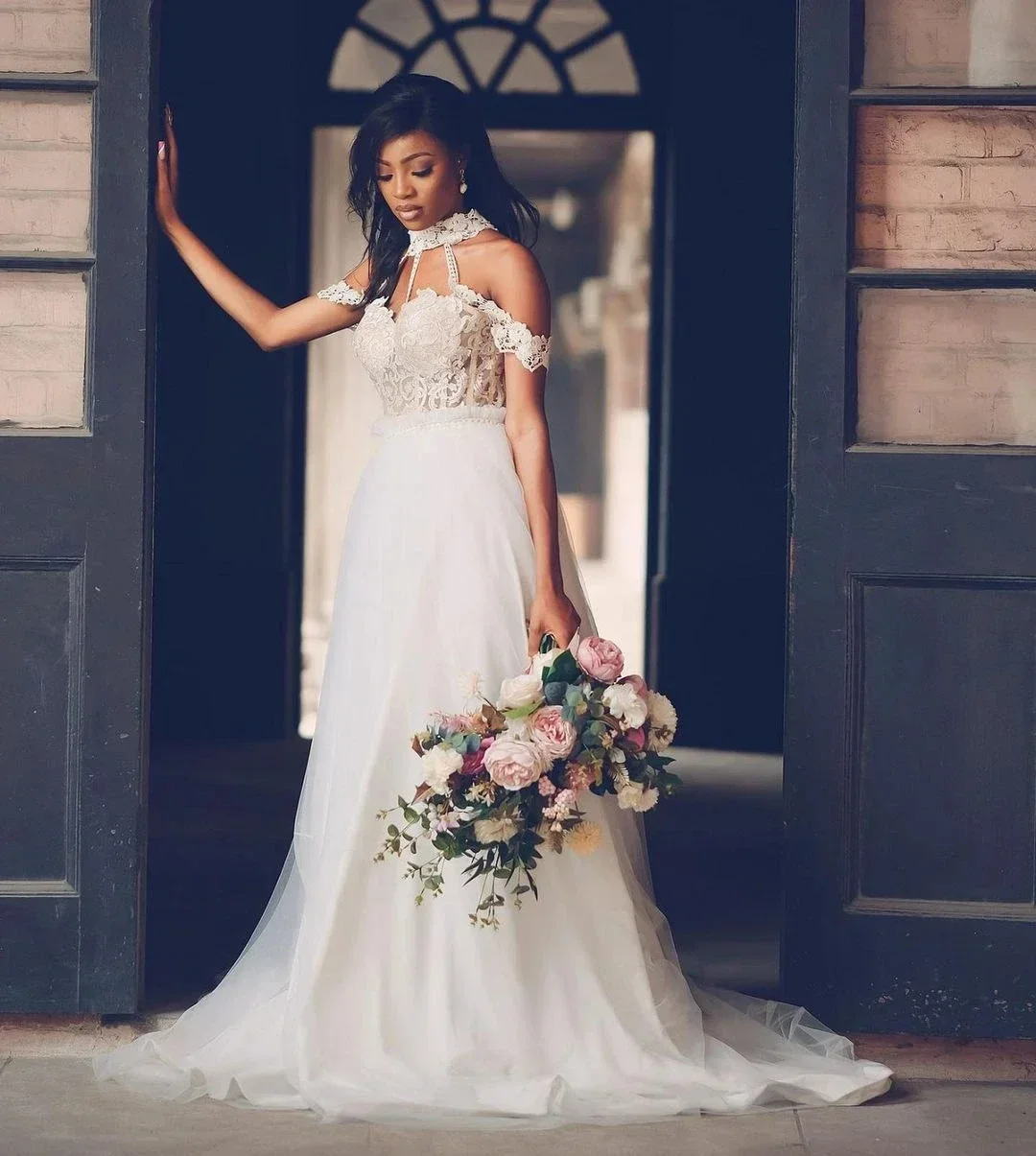 Abiti da sposa a trapezio in pizzo trasparente con scollo all'americana personalizzati Robes De Mariee Sweep Train Tulle Aso Ebi Beach Abito da sposa