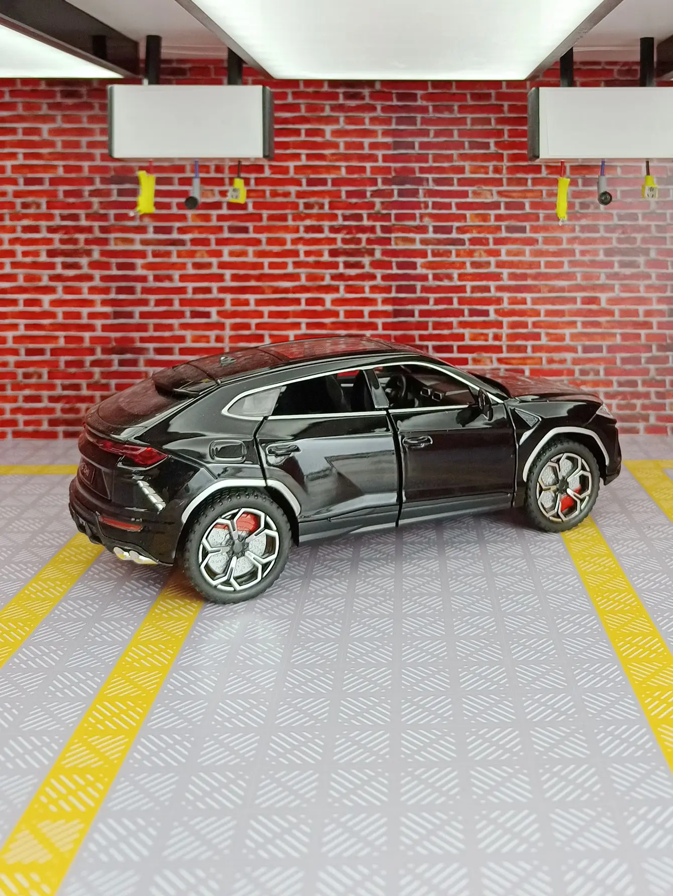 Simulação 1:24 modelo de carro em liga Lamborghini URUS, portas e capô do motor, porta-malas pode ser aberto com ornamentos de som e luz