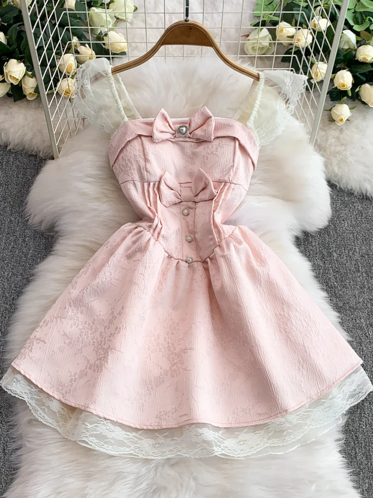 فستان نسائي صيفي بياقة مربعة وأكمام طائرة مع ربطة فراشية وردية، تنورة قصيرة على شكل حرف A مع تزيين بالدانتيل على الخصر، بأسلو...