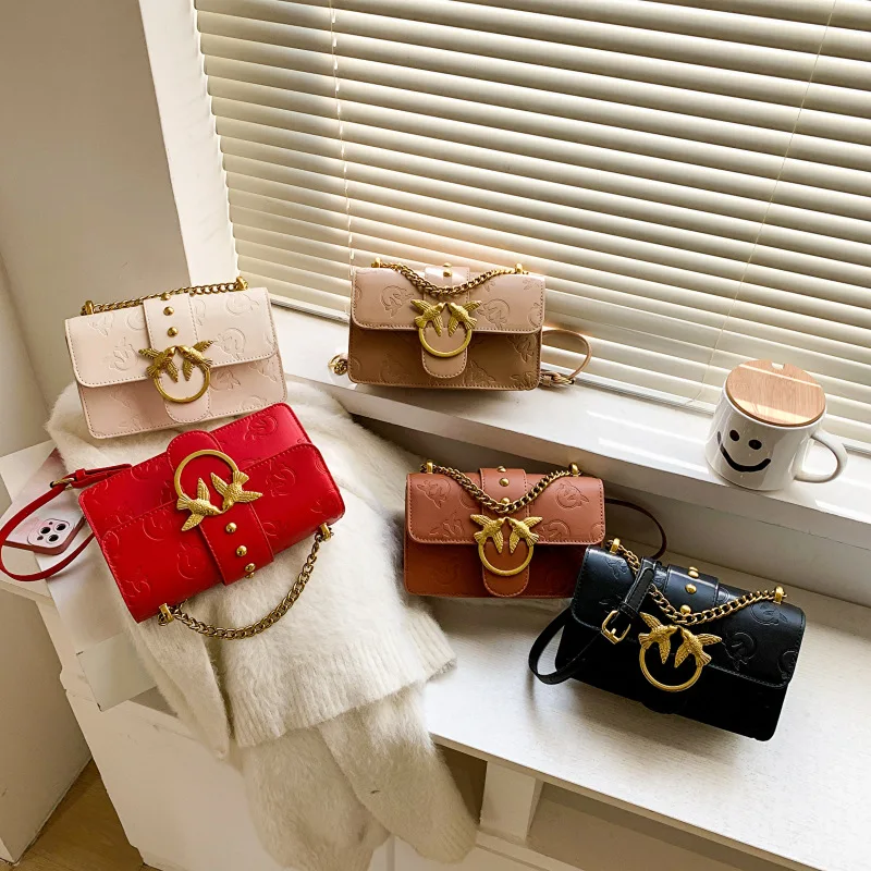 

Популярная женская модная сумка-ласточка - новая маленькая квадратная сумка с тиснением и металлической цепочкой под мышками