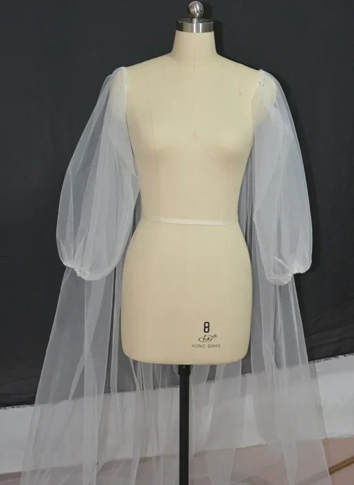 Mantello con maniche a velo da sposa in tulle bianco personalizzato