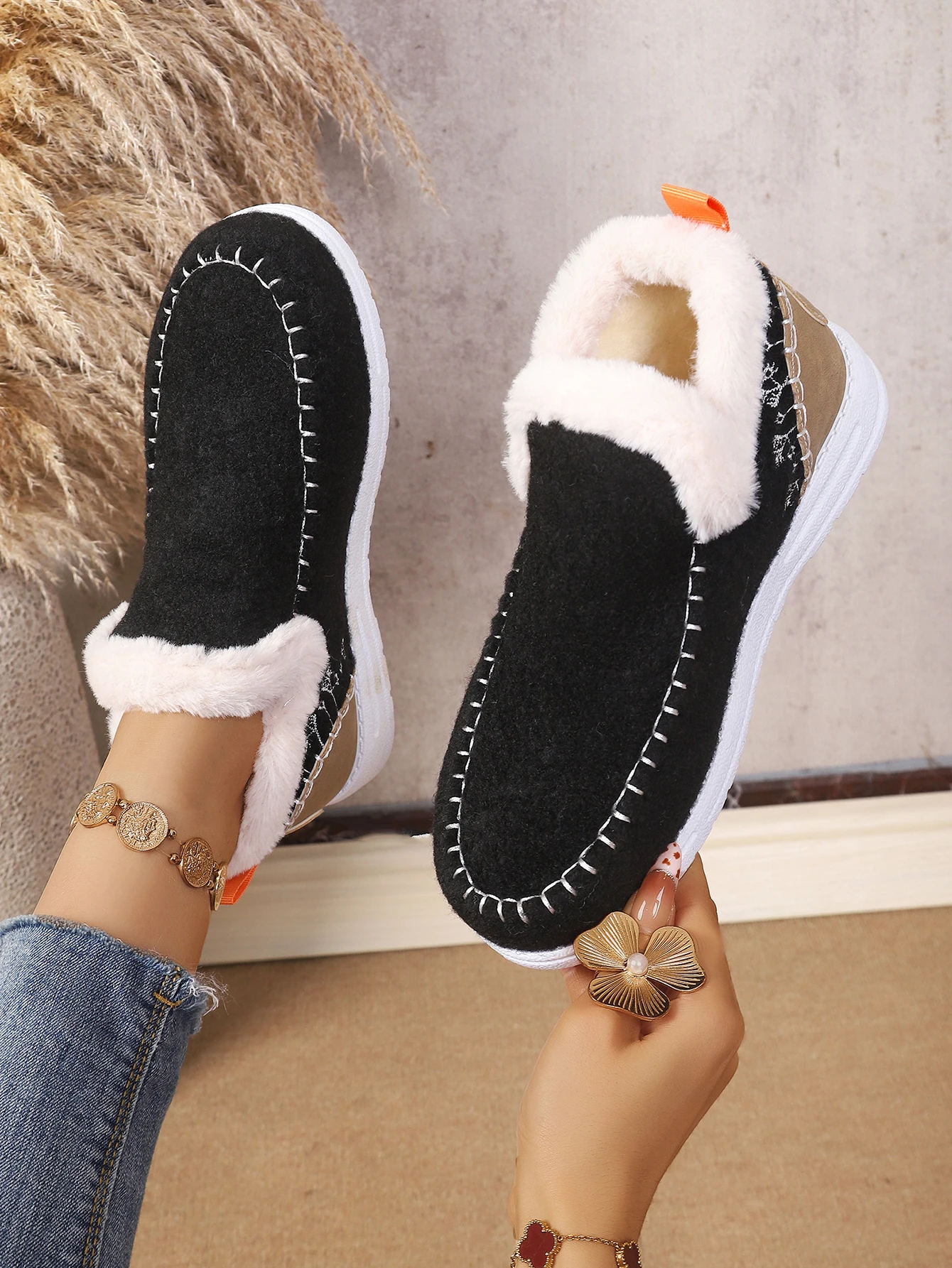 Damen Winter Slip-On Stiefeletten mit Flauschigem Kragen, Weichem Filz, Warmem Fleecefutter, Flach, Rutschfest, Leicht, für den Alltag, Schneestiefel – Detail 3