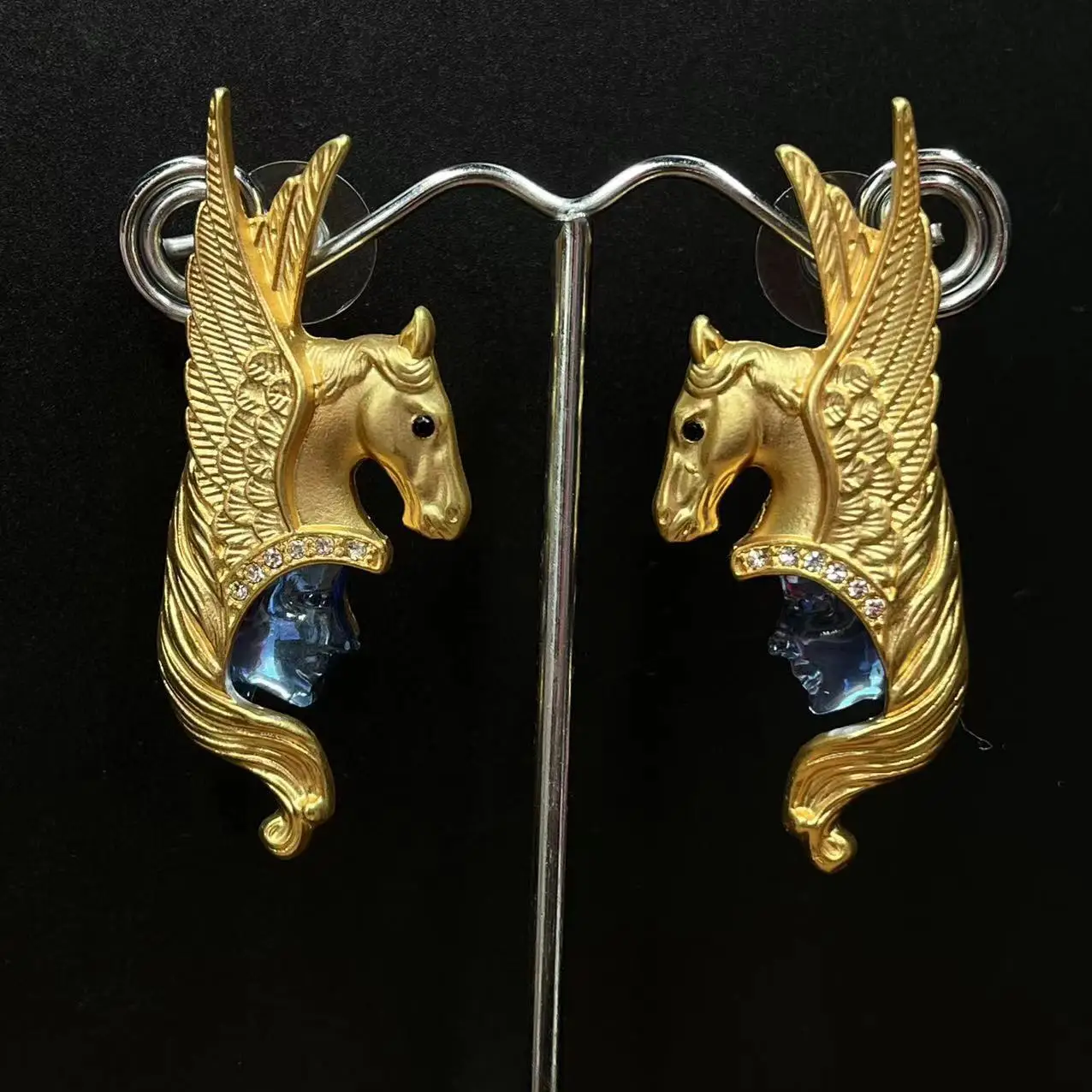 

Vintage Heavy Industries Gold Plated Wings Double Horse Face Earrings Light Luxury Exaggerated Niche design Earring Accessori