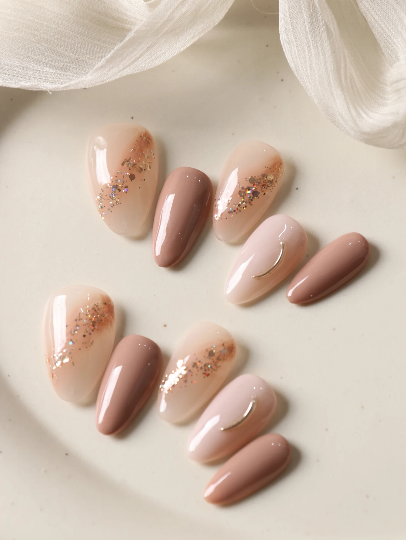 10 Stück Aufklebenägel Kurze Hautfarbene Glitzer-Acryl Aufklebenägel Künstliche Nägel Inklusive 1 Blatt Klebestreifen & 1 Stück Mini-Feile