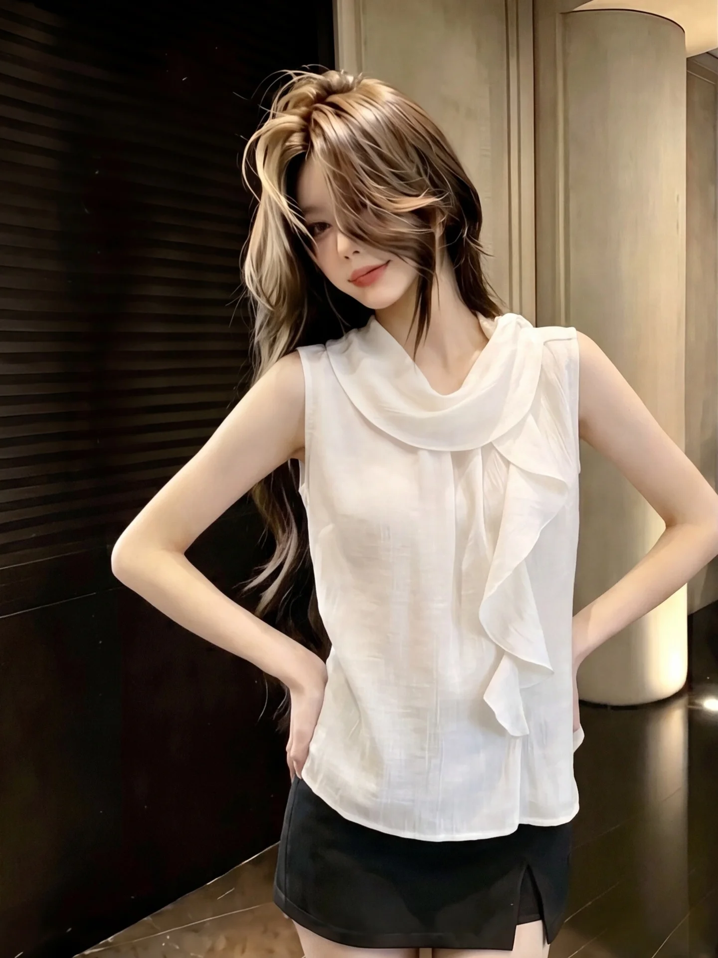 

Chic Age-Defying Lightweight Short Sleeveless Vest for Women in Beige with Sash Summer New Style Fashionable Versatile Shirt