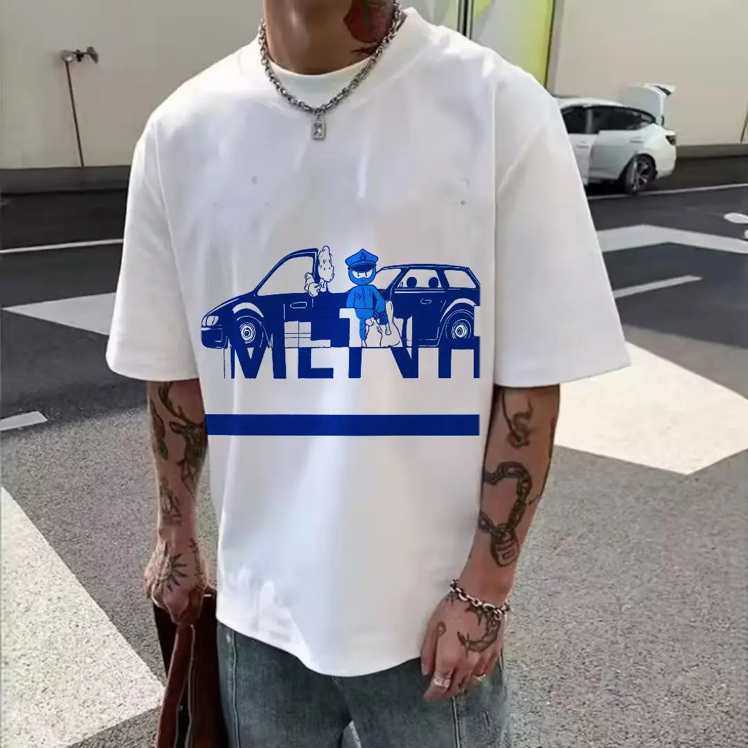 تي شيرت GILDAN أبيض بتصميم جرافيك أزرق - تي شيرت بأكمام قصيرة ورقبة دائرية على شكل سيارة كرتونية وشخصية كرتونية، يتميز بنص 'METHA' وهيوريزو #6