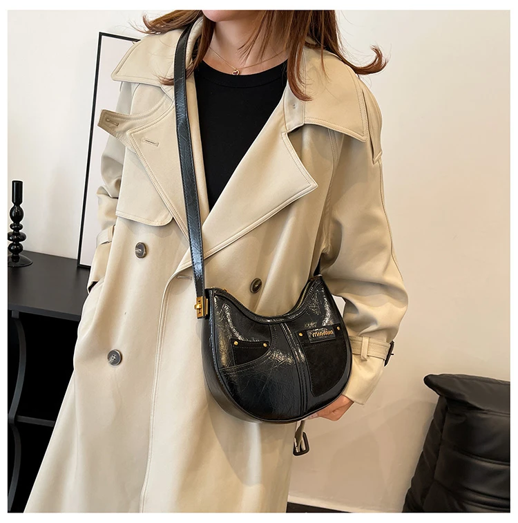 

Popular Classic Women's Messenger Bag By Famous Designer - Leather Crossbody Bag for Elegant Daily Use