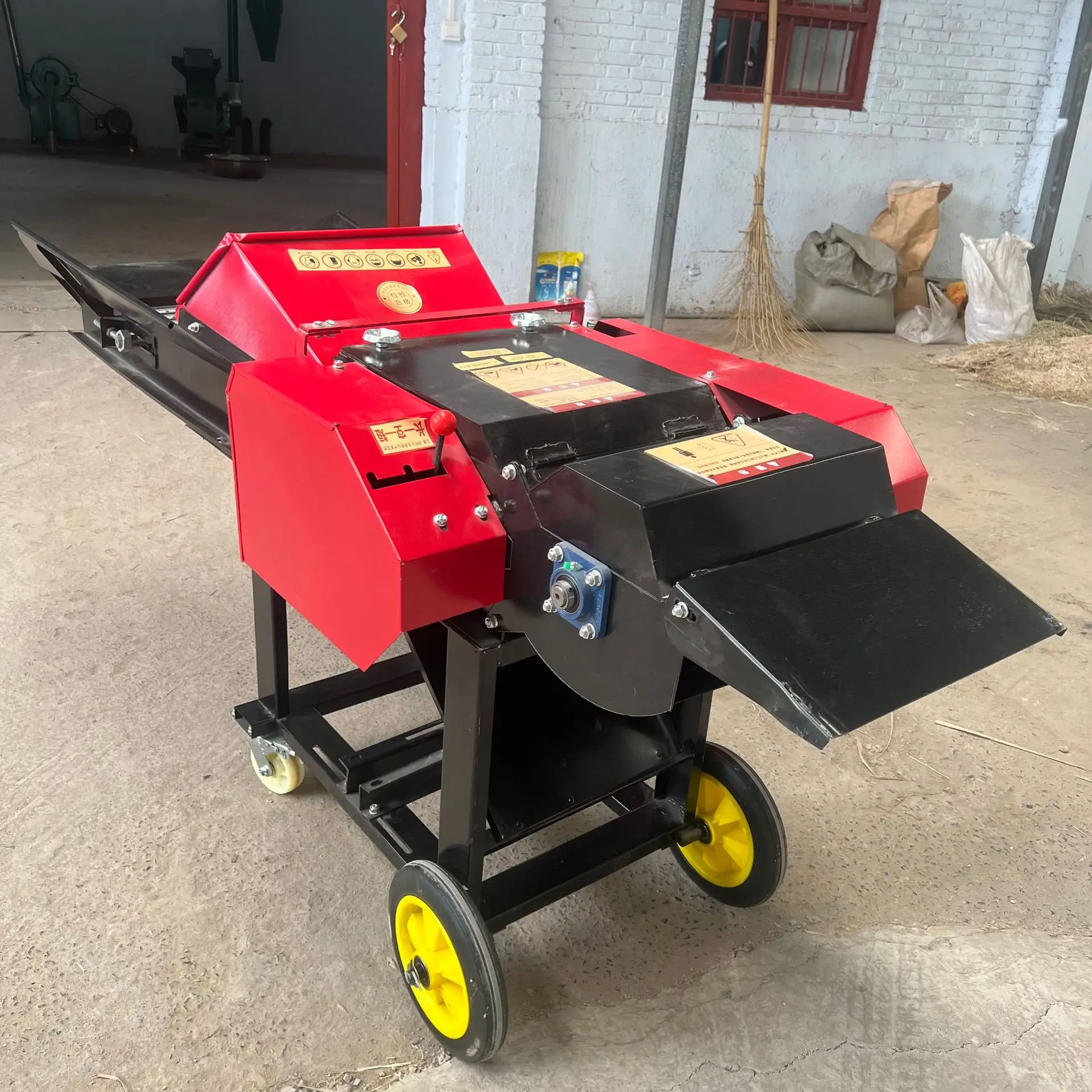 

Бытовая машина для измельчения травы, соломы и кормов (сухих и влажных) для животноводства: крупного рогатого скота, овец, кур, уток, а также для обработки кукурузы.